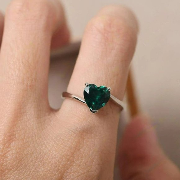 Heart-Shaped Emerald Green Silver Solitaire Ring - Picture 8 of 8